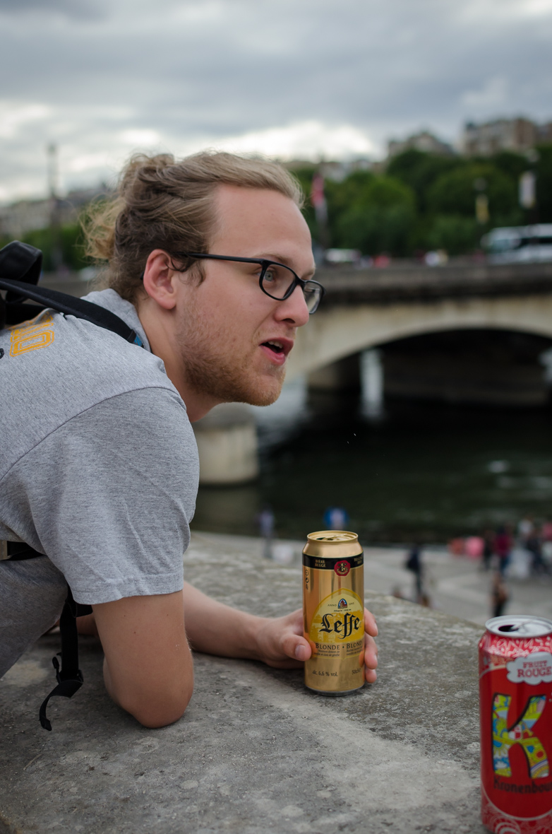 Drinking beer at the Seine, Santé!